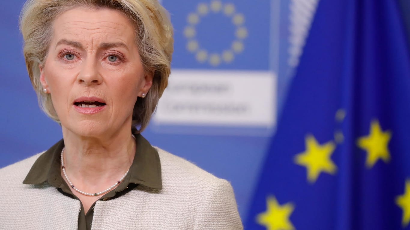EU-Kommissionspräsidentin Ursula von der Leyen äußert sich während einer Pressekonferenz am 27. Februar 2022 in Brüssel zu einem möglichen EU-Beitritt der Ukraine.