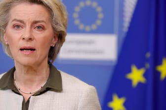 EU-Kommissionspräsidentin Ursula von der Leyen äußert sich während einer Pressekonferenz am 27. Februar 2022 in Brüssel zu einem möglichen EU-Beitritt der Ukraine.