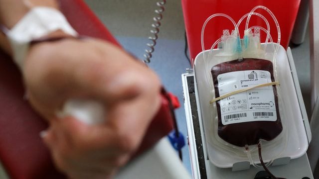 Rund ein halber Liter Blut wird bei einer Vollblutspende entnommen.