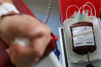 Rund ein halber Liter Blut wird bei einer Vollblutspende entnommen.