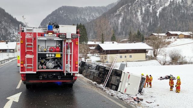 Bei dem Bus-Unfall nahe Inzell sind zahlreiche Menschen verletzt worden. Bei dem Bus-Unfall nahe Inzell sind zahlreiche Menschen verletzt worden.
