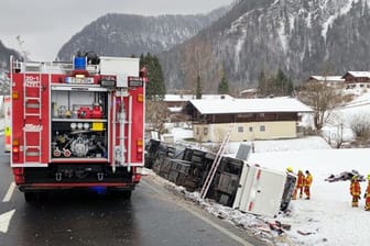 Bei dem Bus-Unfall nahe Inzell sind zahlreiche Menschen verletzt worden.
