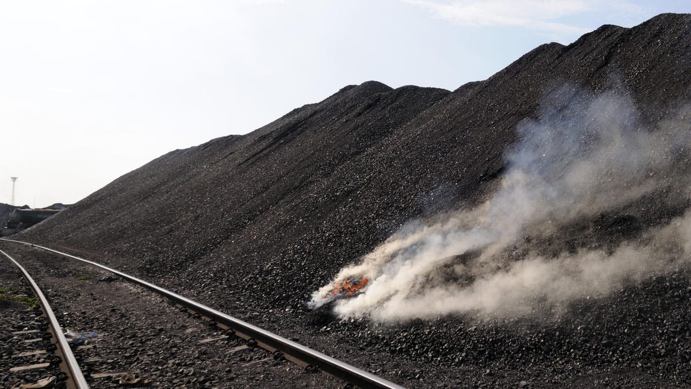 Ein Haufen Kohle auf dem Gelände eines indischen Kohlekraftwerks von Adani Power in Mundra, Gujarat: Auch in Deutschland ist der Kohleausstieg noch immer nicht offiziell nach vorne gerutscht. Bei der Verbrennung des Rohstoffs wird besonders viel klimaschädliches CO2 frei.