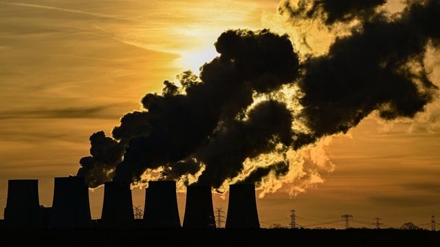 Wasserdampf steigt vor Sonnenuntergang aus den Kühltürmen des Braunkohlekraftwerks Jänschwalde der Lausitz Energie Bergbau AG (LEAG). Wasserdampf steigt vor Sonnenuntergang aus den Kühltürmen des Braunkohlekraftwerks Jänschwalde der Lausitz Energie Bergbau AG (LEAG).