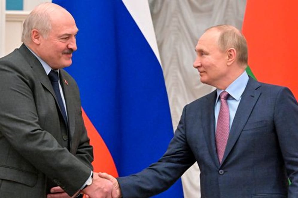Präsident Alexander Lukaschenko (linsk) will per Verfassungsänderung eine Statonierung auch von russischen Atomwaffen in Belarus ermöglichen.