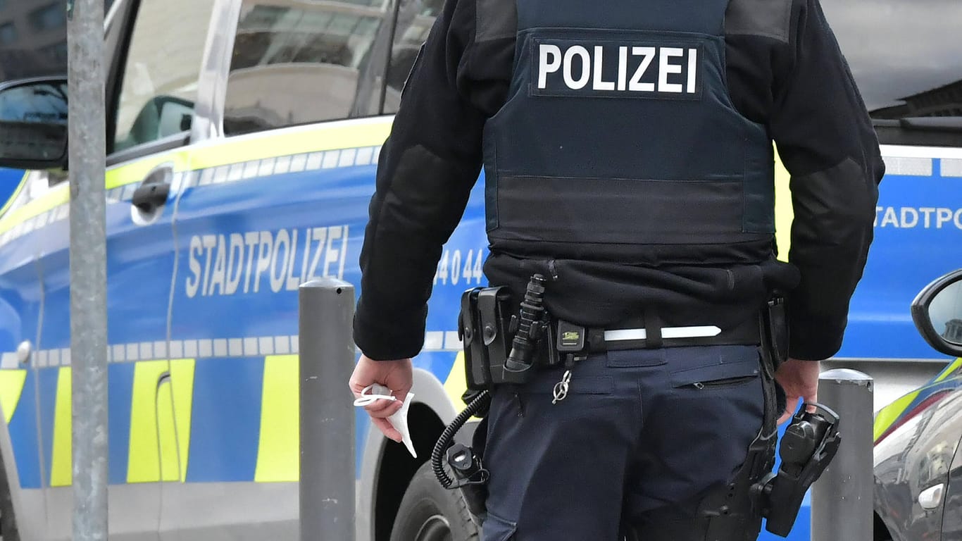 Polizei in Frankfurt am Main (Symbolbild): Weitere Polizisten eilten zur Hilfe.