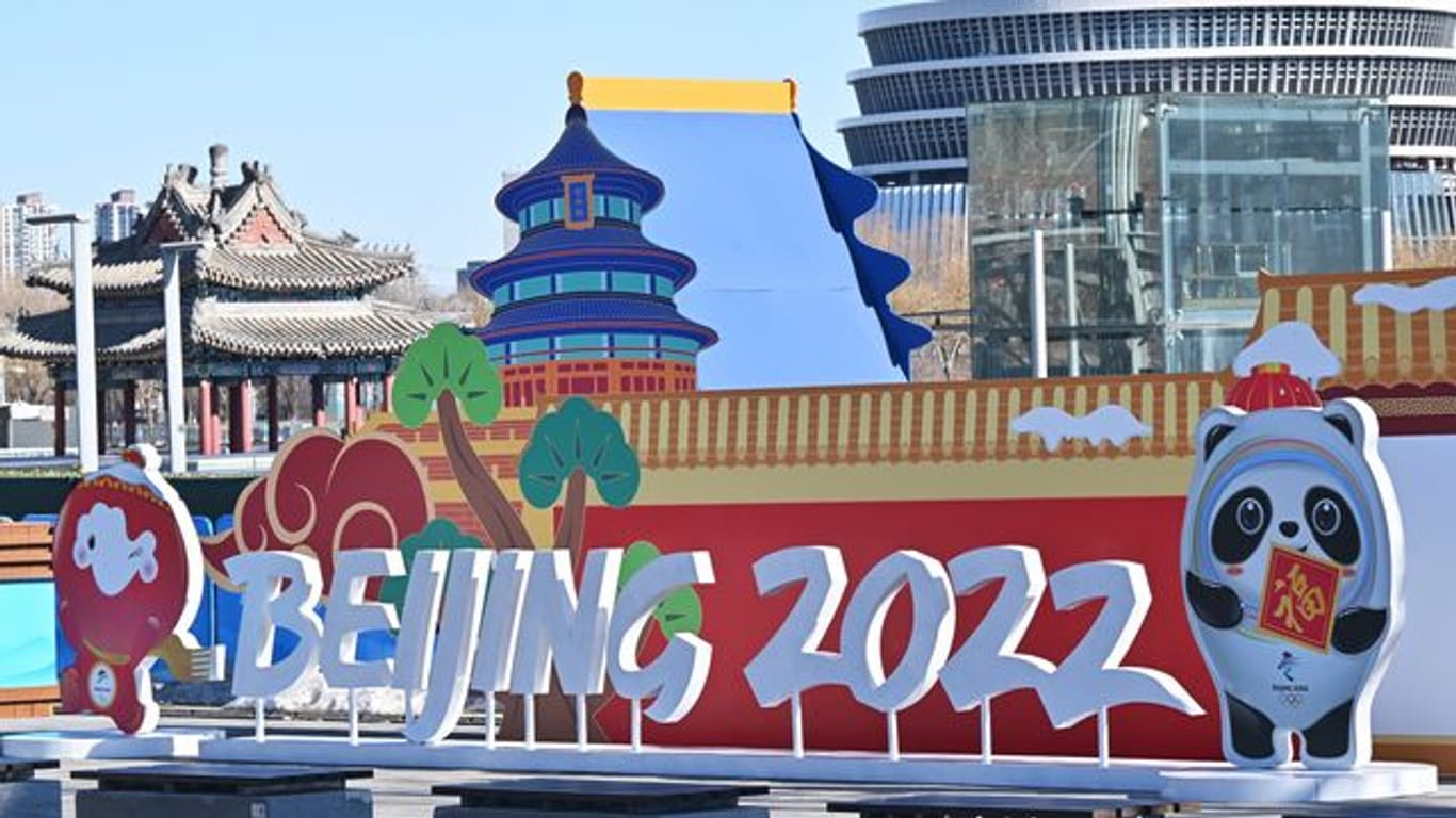 Neben dem Schriftzug "Beijing 2022" Maskottchen Shuey Rhon Rhon (l).