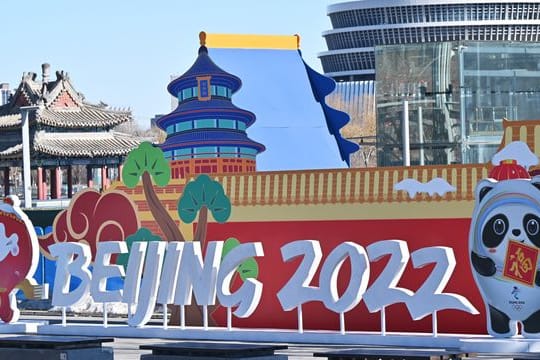 Neben dem Schriftzug "Beijing 2022" Maskottchen Shuey Rhon Rhon (l).