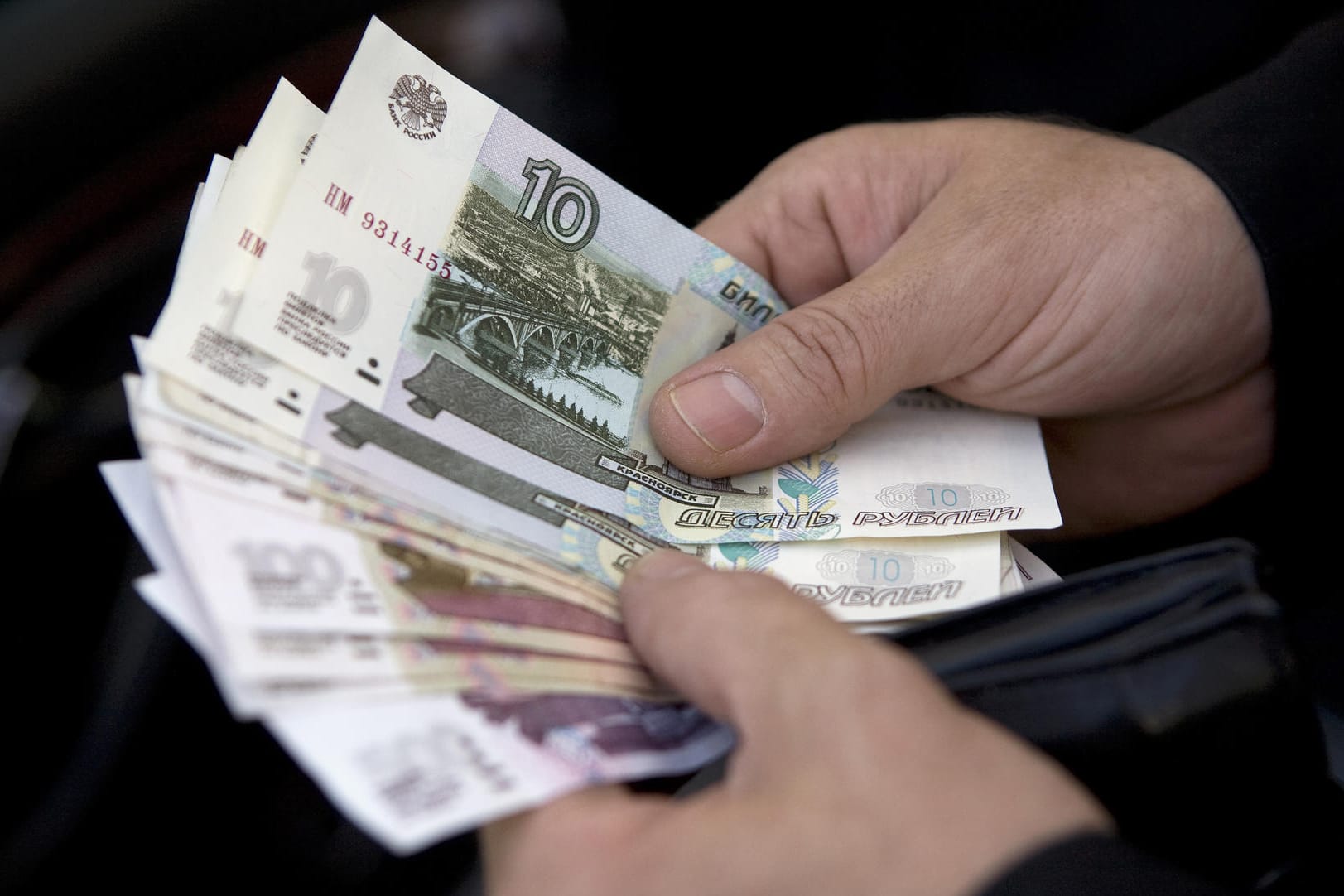 Russische Geldscheine (Symbolbild): Der Rubel verliert stark an Wert. Russische Geldscheine (Symbolbild): Der Rubel verliert stark an Wert.