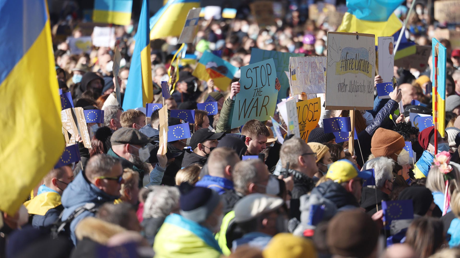 Demonstranten halten Schilder und Fahnen hoch (Archivbild): In Köln haben sich am Sonntag Tausende mit der Ukraine solidarisiert. Demonstranten halten Schilder und Fahnen hoch (Archivbild): In Köln haben sich am Sonntag Tausende mit der Ukraine solidarisiert.