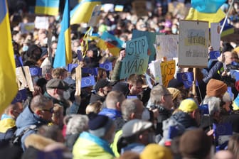 Demonstranten halten Schilder und Fahnen hoch (Archivbild): In Köln haben sich am Sonntag Tausende mit der Ukraine solidarisiert.