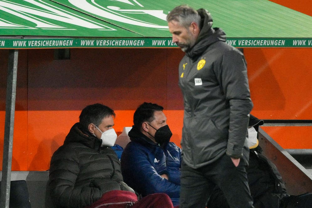 Unzufrieden: BVB-Trainer Marco Rose während des Spiels in Augsburg.