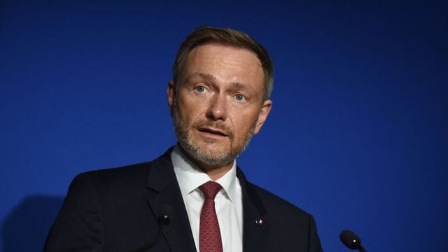 "Unser Ziel, auch mein Ziel, ist, dass wir im Laufe dieses Jahrzehnts eine der handlungsfähigsten, schlagkräftigsten Armeen in Europa bekommen", sagt FDP-Finanzminister Christian Lindner. "Unser Ziel, auch mein Ziel, ist, dass wir im Laufe dieses Jahrzehnts eine der handlungsfähigsten, schlagkräftigsten Armeen in Europa bekommen", sagt FDP-Finanzminister Christian Lindner.