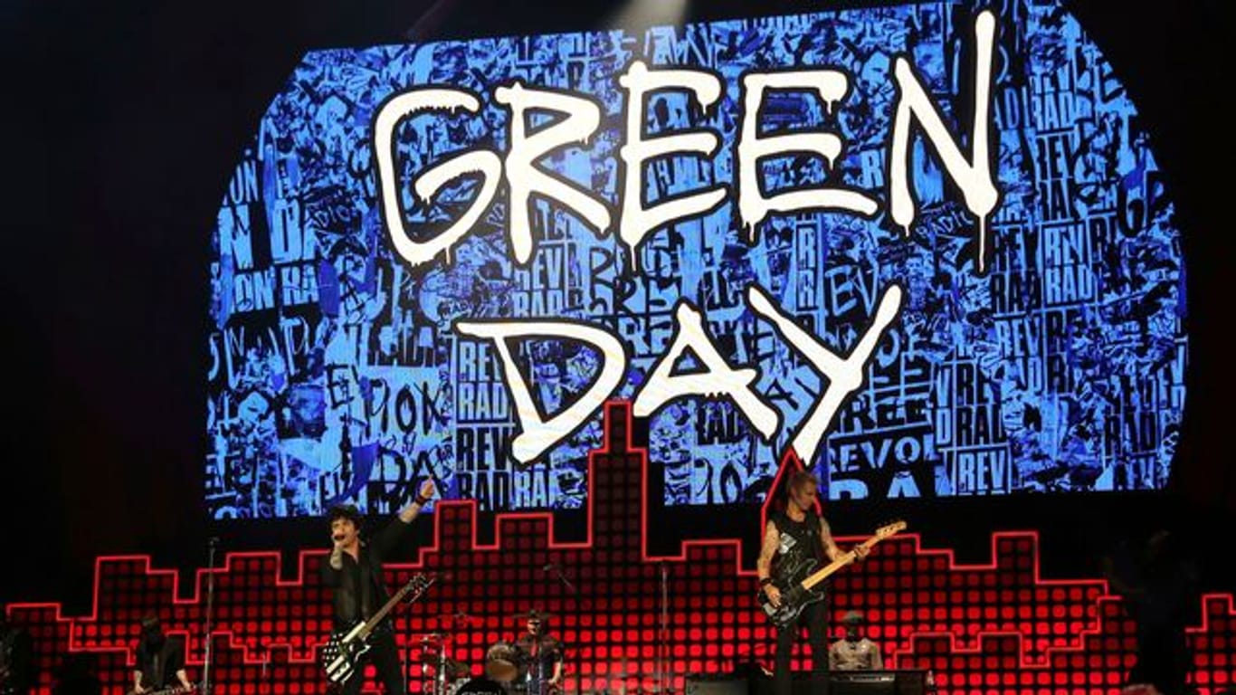 Die Punk-Band Green Day bei einem Konzert.