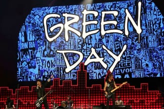 Die Punk-Band Green Day bei einem Konzert.
