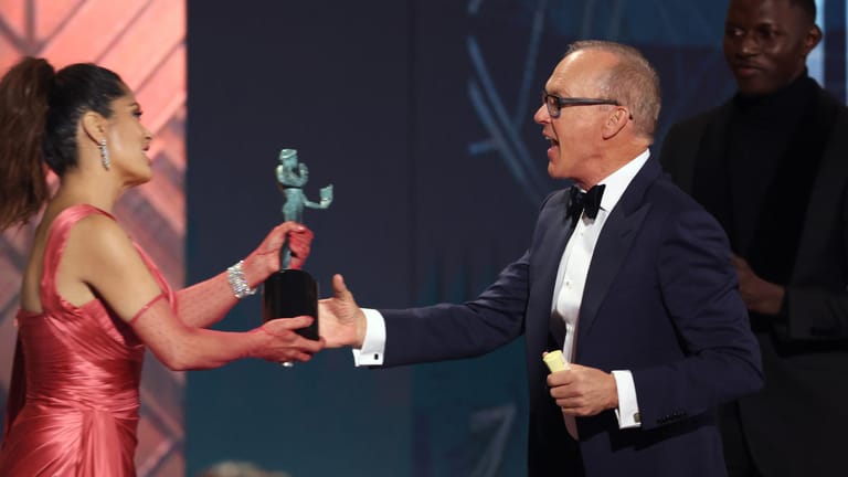 Salma Hayek und Michael Keaton: Die Schauspielerin überreichte ihrem Kollegen einen Award.