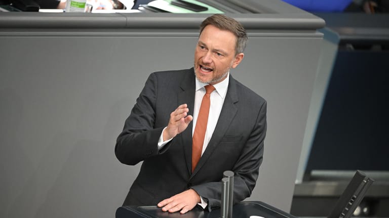 Christian Lindner während der Sondersitzung des Bundestags zum Krieg in der Ukraine: Der Bundesfinanzminister will, dass Deutschland "im Laufe dieses Jahrzehnts eine der handlungsfähigsten, schlagkräftigsten Armeen in Europa" bekommt.