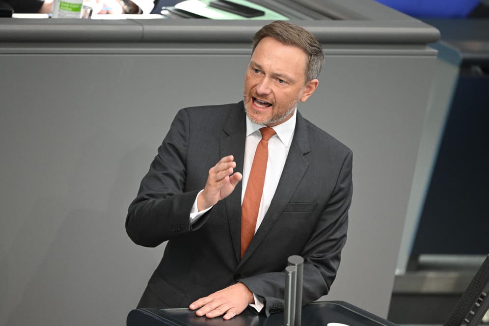 Christian Lindner während der Sondersitzung des Bundestags zum Krieg in der Ukraine: Der Bundesfinanzminister will, dass Deutschland "im Laufe dieses Jahrzehnts eine der handlungsfähigsten, schlagkräftigsten Armeen in Europa" bekommt.