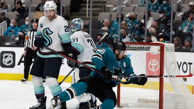 Seattle Kraken-Verteidiger Carson Soucy (l) in Aktion mit San Jose Sharks-Center Tomas Hertl (M). Seattle Kraken-Verteidiger Carson Soucy (l) in Aktion mit San Jose Sharks-Center Tomas Hertl (M).