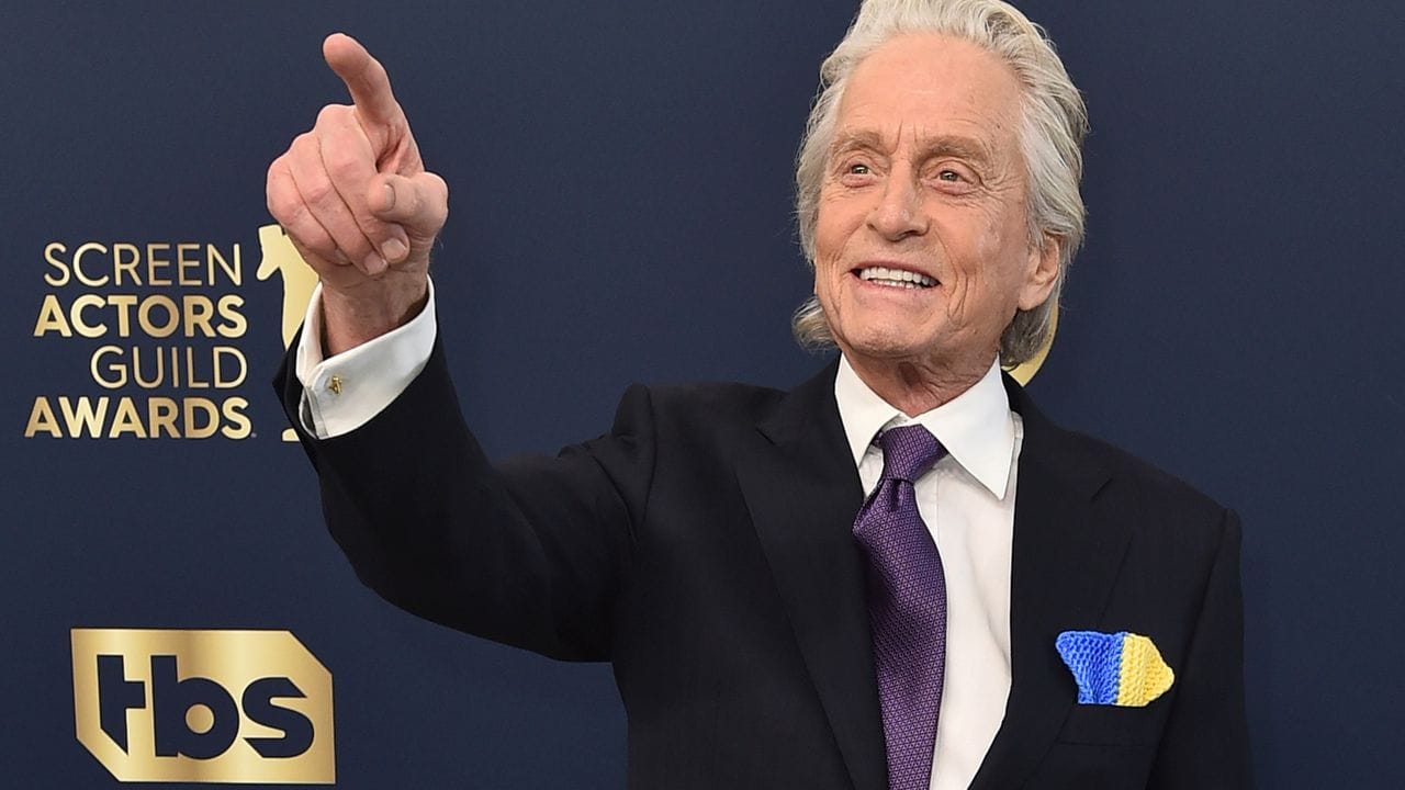 Michael Douglas mit gelb-blauem Einstecktuch bei der Verleihung der Screen Actors Guild Awards. Michael Douglas mit gelb-blauem Einstecktuch bei der Verleihung der Screen Actors Guild Awards.