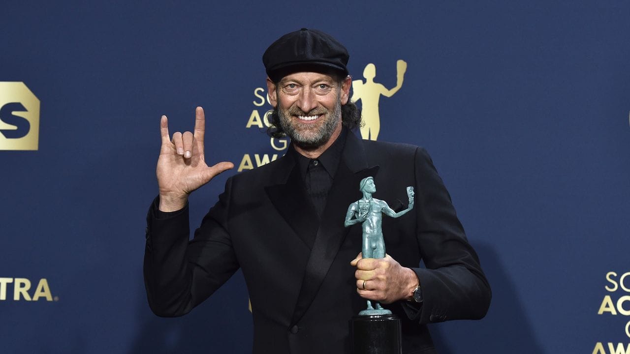 Troy Kotsur wurde für seine Rolle in "Coda" ausgezeichnet. Troy Kotsur wurde für seine Rolle in "Coda" ausgezeichnet.