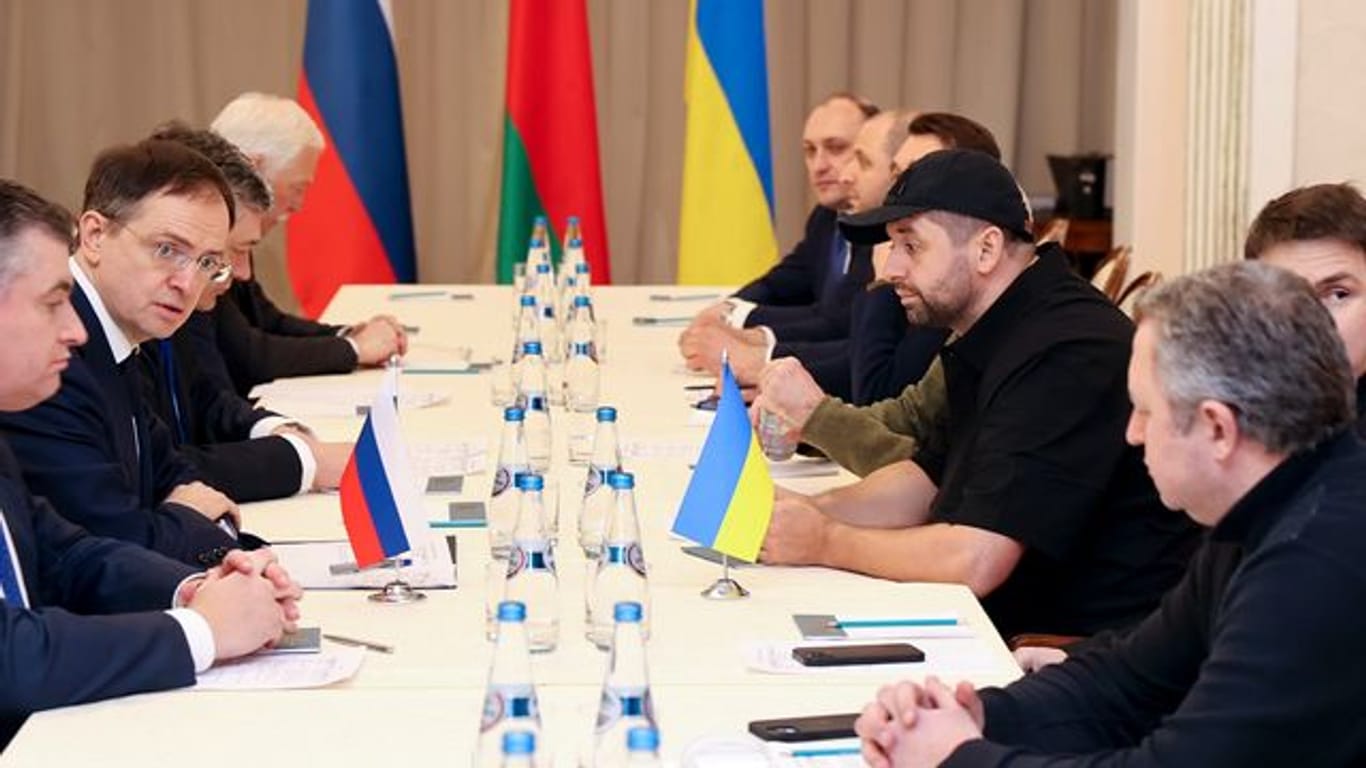 Gespräche zwischen einer ukrainischen und einer russischen Delegation.