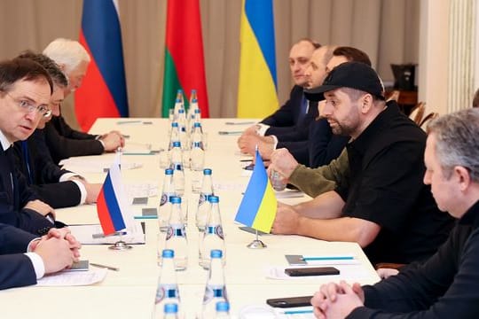 Gespräche zwischen einer ukrainischen und einer russischen Delegation.