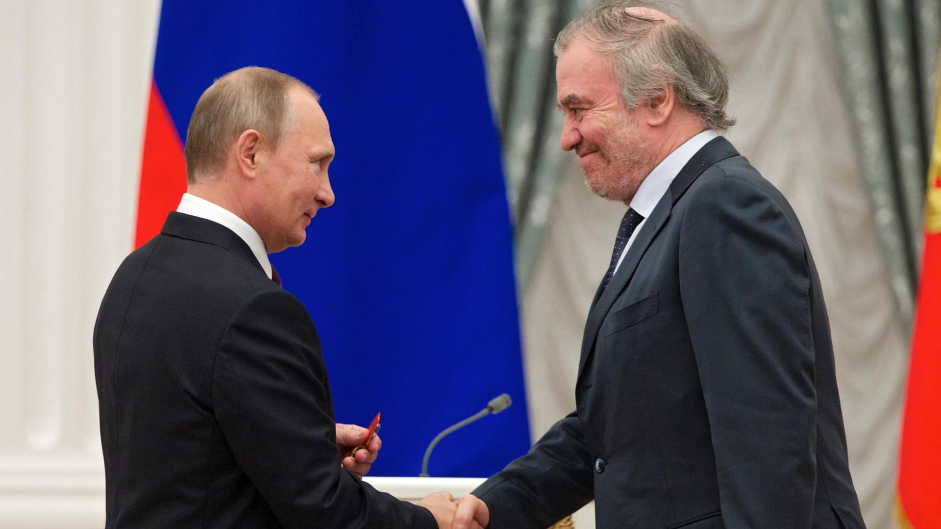 Der russische Präsident Wladimir Putin (l) zeichnet den damaligen künstlerischen Leiter des Mariinsky-Theaters, Waleri Gergijew, mit dem Orden "Für Verdienste um das Vaterland" im Kreml aus (Archivbild): Dem Dirigenten droht der Rauswurf. Der russische Präsident Wladimir Putin (l) zeichnet den damaligen künstlerischen Leiter des Mariinsky-Theaters, Waleri Gergijew, mit dem Orden "Für Verdienste um das Vaterland" im Kreml aus (Archivbild): Dem Dirigenten droht der Rauswurf.