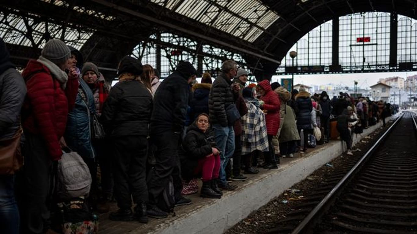 Fahrgäste warten am Bahnhof von Lwiw in der Westukraine auf einen Zug (Archivbild): Hunderttausende Ukrainer sind auf der Flucht.