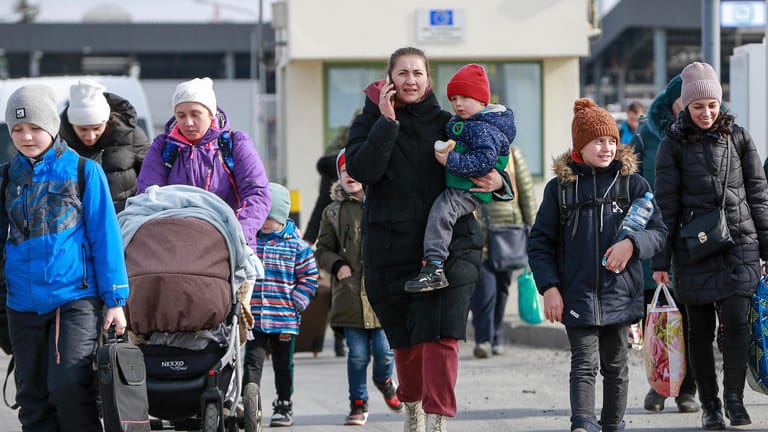 Flüchtlinge aus der Ukraine kommen am Grenzübergang in Polen an: In Hamburg will die Stadt die Kapazitäten für die Aufnahme von Geflüchteten erhöhen.
