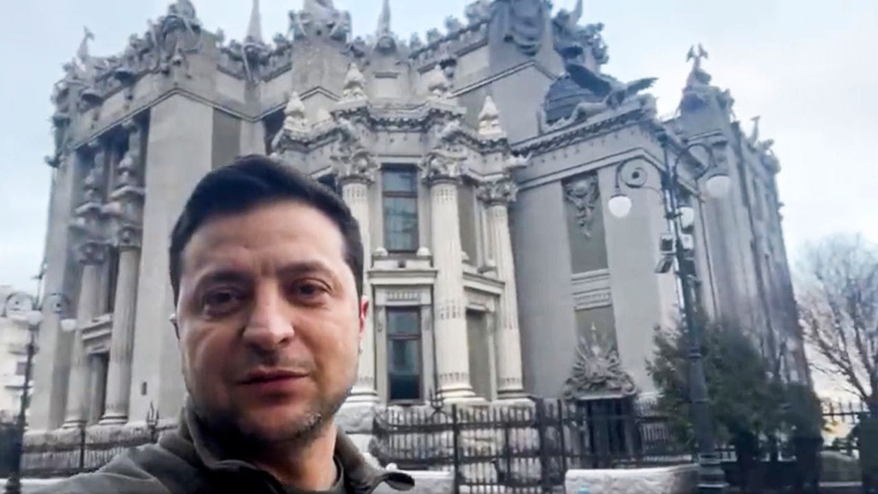 Der ukrainische Präsident Wolodymyr Selenskyj widerlegte via Twitter-Video Gerüchte, er sei untergetaucht. Der ukrainische Präsident Wolodymyr Selenskyj widerlegte via Twitter-Video Gerüchte, er sei untergetaucht.