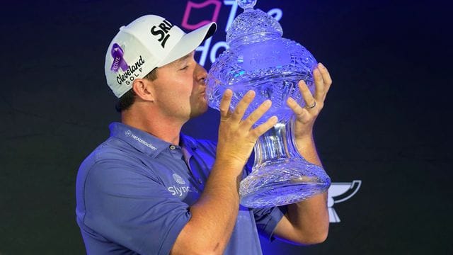 Hat als erster österreichischer Golf-Profi ein Turnier auf der PGA-Tour gewonnen: Sepp Straka feiert seinen Sieg und küsst die Trophäe. Hat als erster österreichischer Golf-Profi ein Turnier auf der PGA-Tour gewonnen: Sepp Straka feiert seinen Sieg und küsst die Trophäe.