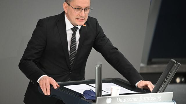 "Für die Kriegshandlungen sind nicht die Ukrainer verantwortlich", sagt der AfD-Fraktionsvorsitzende Tino Chrupalla. "Für die Kriegshandlungen sind nicht die Ukrainer verantwortlich", sagt der AfD-Fraktionsvorsitzende Tino Chrupalla.