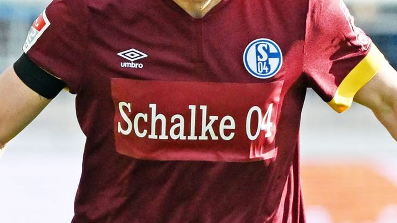 Bereits in Karlsruhe liefen die Schalker Profis mit dem Schriftzug "FC Schalke 04" anstelle des Sponsors Gazprom auf der Brust auf.