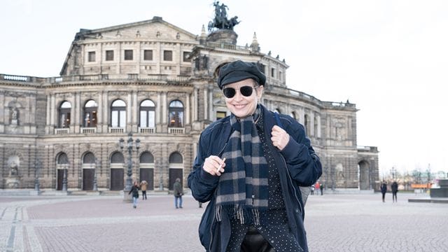 Katharina Thalbach auf dem Theaterplatz vor der Dresdner Semperoper.