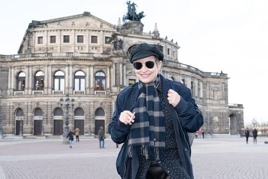 Katharina Thalbach auf dem Theaterplatz vor der Dresdner Semperoper.