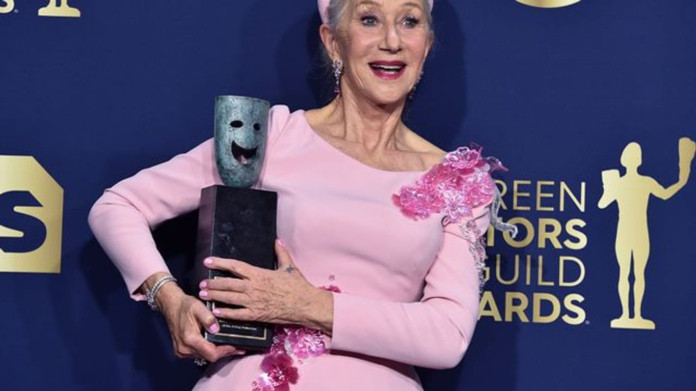 Mit Preis unterm Arm: Helen Mirren bei den Screen Actors Guild Awards.
