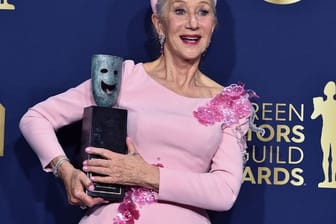 Mit Preis unterm Arm: Helen Mirren bei den Screen Actors Guild Awards.