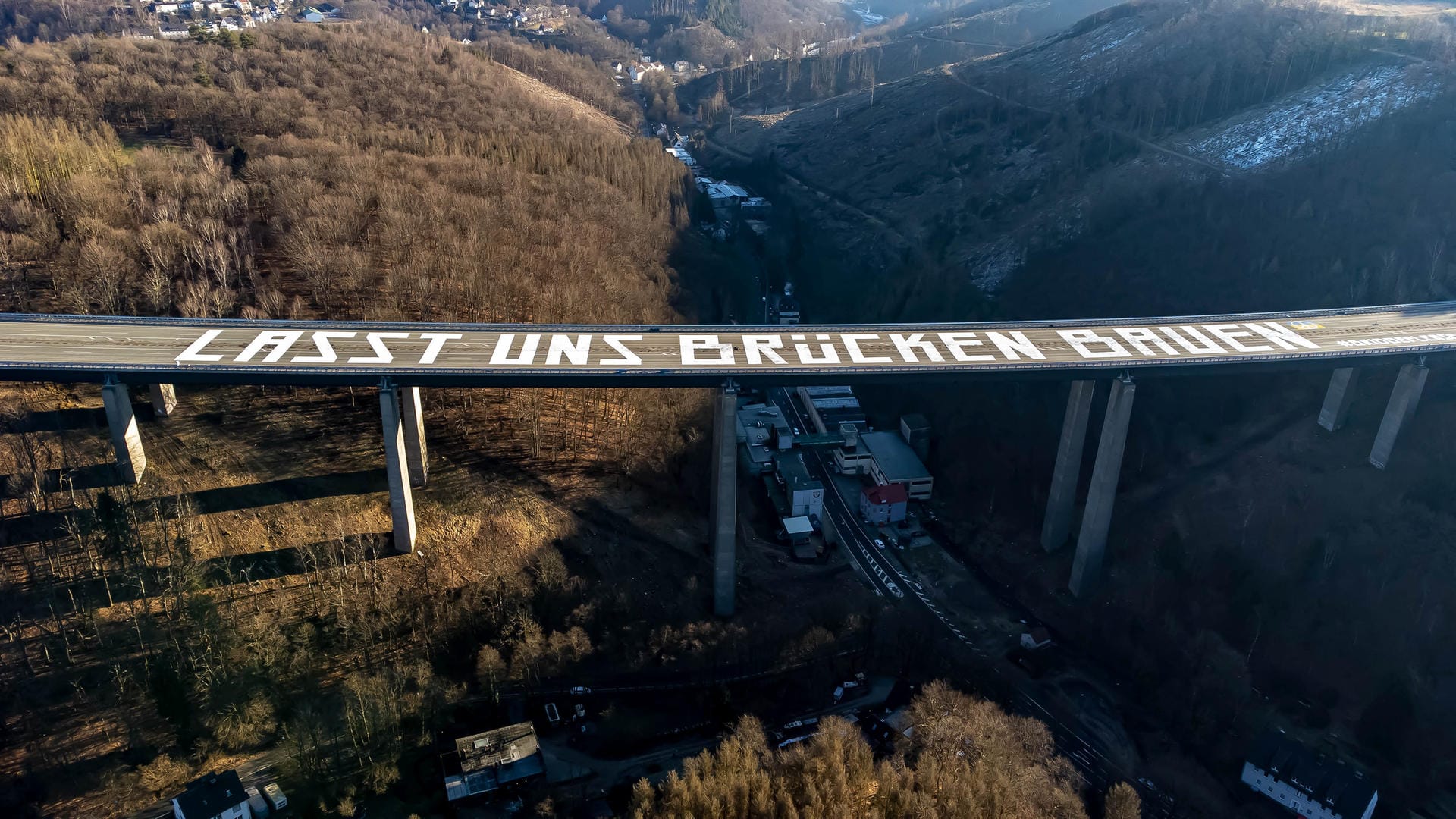 Friedensbotschaft auf der Brücke: Diverse Künstler haben sich an der Aktion beteiligt. Friedensbotschaft auf der Brücke: Diverse Künstler haben sich an der Aktion beteiligt.