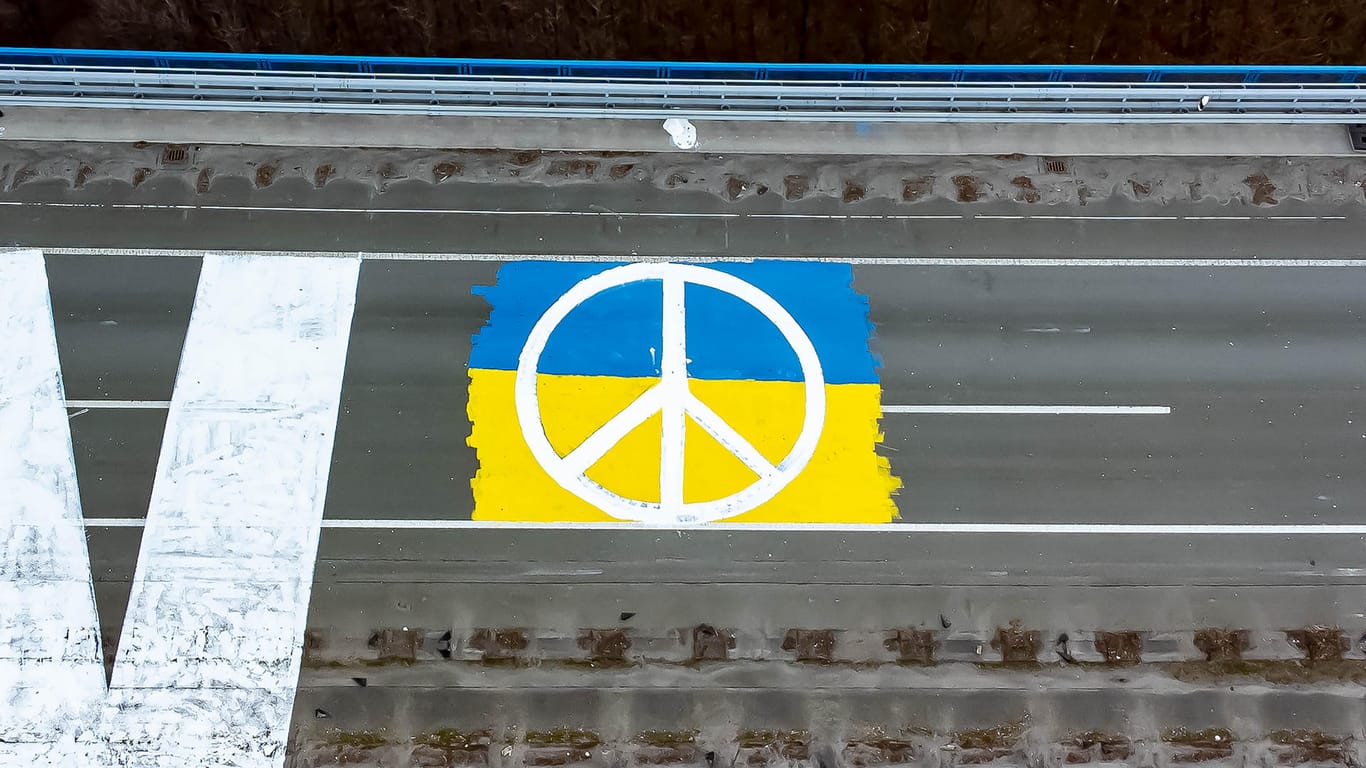 Die Luftaufnahme zeigt eine riesige Friedensbotschaft mit den ukrainischen Nationalfarben: Ein Künstlerkollektiv hatte den Schriftzug in einer geheimen Aktion auf der maroden Brücke angebracht.