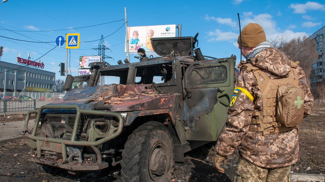 Ein ukrainischer Soldat inspiziert ein beschädigtes Militärfahrzeug: Die Berichte über mehrere Tausend gefallene Soldaten wurden noch nicht von einer unabhängigen Seite bestätigt.