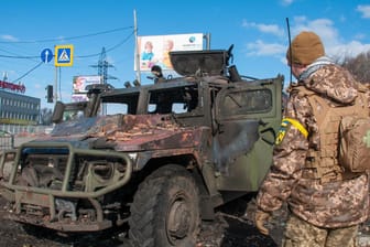 Ein ukrainischer Soldat inspiziert ein beschädigtes Militärfahrzeug: Die Berichte über mehrere Tausend gefallene Soldaten wurden noch nicht von einer unabhängigen Seite bestätigt.
