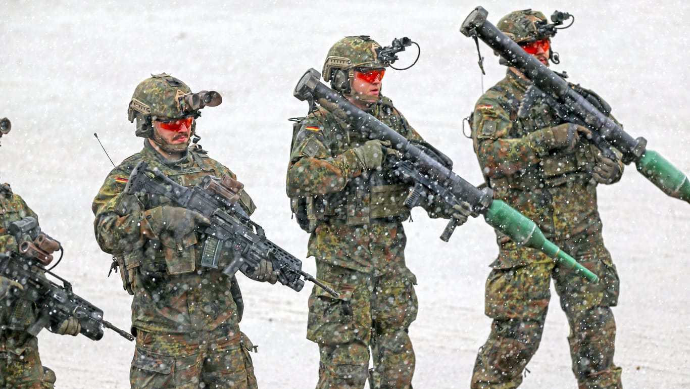 Soldaten der Bundeswehr bei einer Übung (Archivbild): Die Waffen des Heeres stammen unter anderem aus der Produktion des Herstellers Rheinmetall.