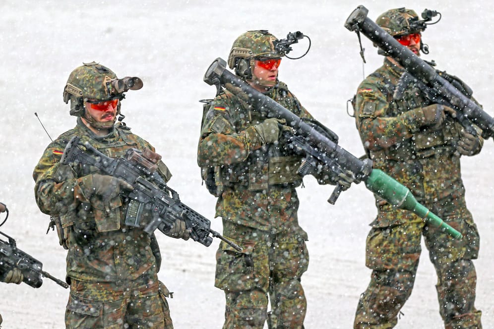 Soldaten der Bundeswehr bei einer Übung (Archivbild): Die Waffen des Heeres stammen unter anderem aus der Produktion des Herstellers Rheinmetall.