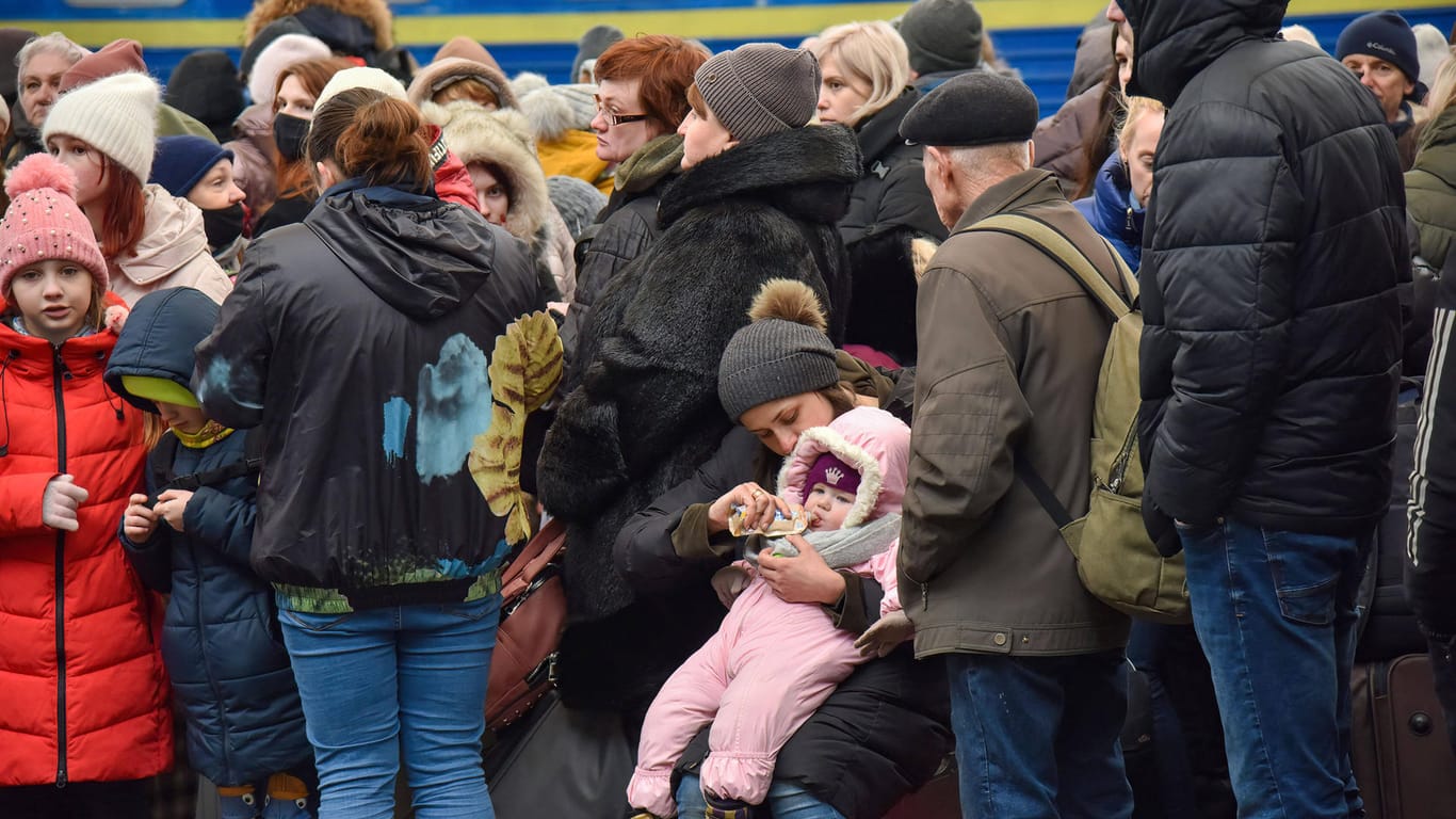 Ukrainer am Bahnhof Lwiw warten auf einen Zug (Archivbild): Viele von ihnen flüchten nun in EU-Länder.