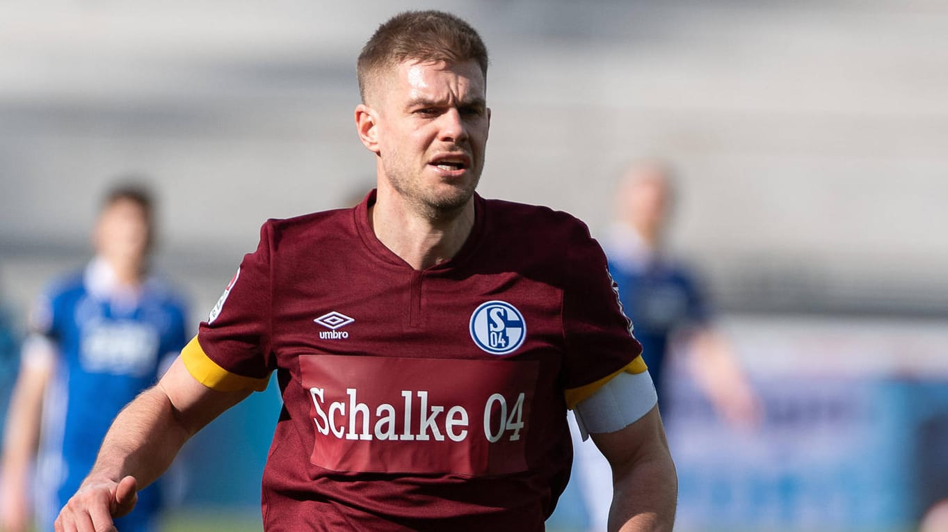 Simon Terodde: Der Schalker Stürmer wird, wie zuletzt bereits gegen den KSC, nie wieder mit dem Gazprom-Schriftzug auf der Trikotbrust auflaufen.