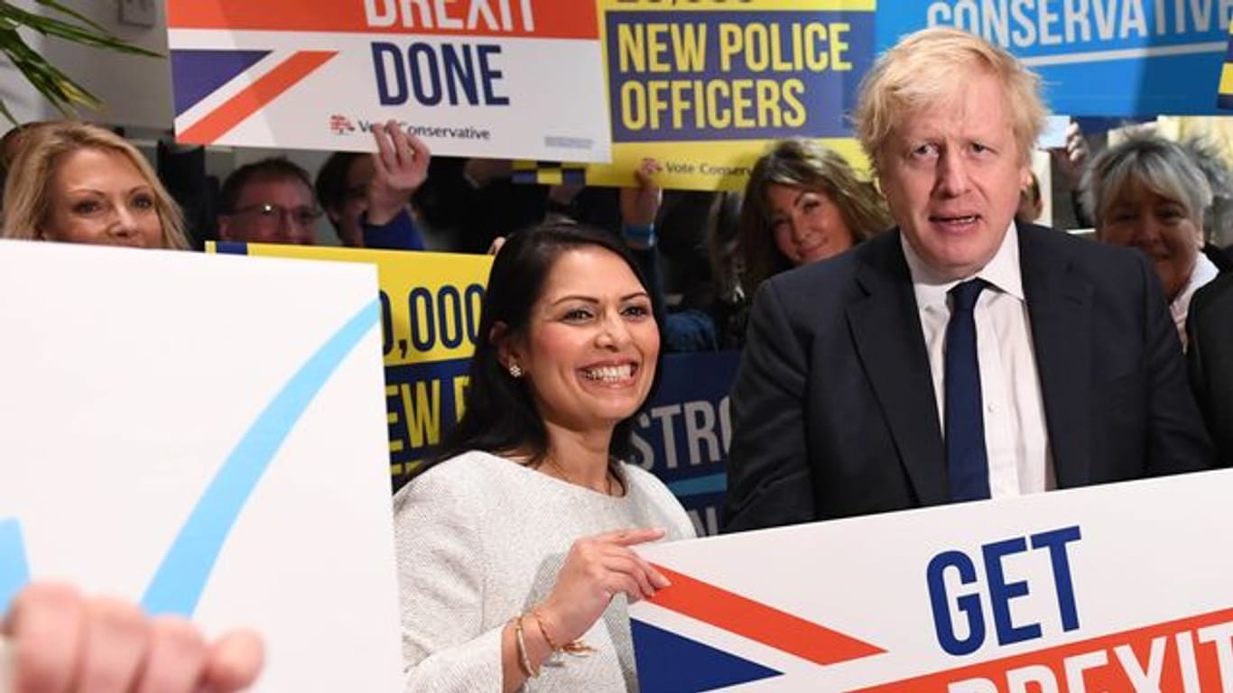 Der britische Premierminister Boris Johnson neben Innenministerin Priti Patel.