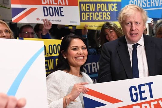 Der britische Premierminister Boris Johnson neben Innenministerin Priti Patel.