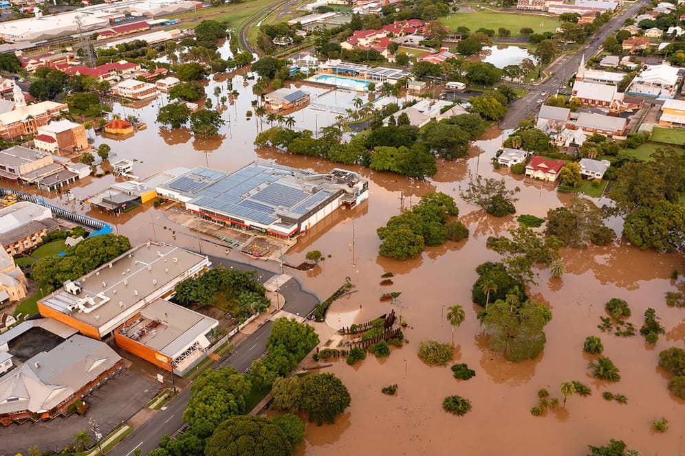 Vom Hochwasser eingeschlossene Gebäude in Maryborough: Sintflutartiger Regen hat die schweren Überschwemmungen im Osten Australiens weiter verschärft.