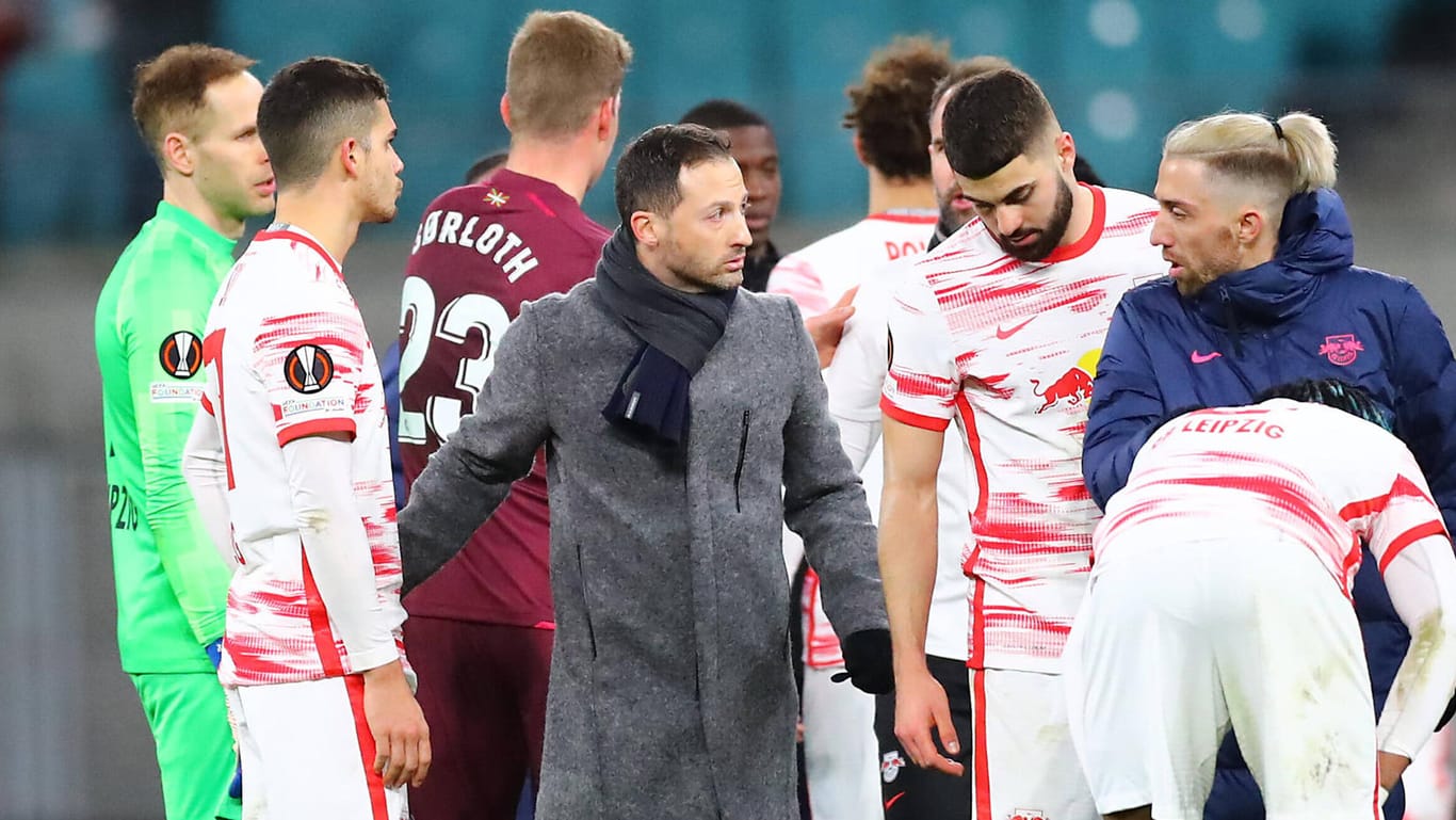 Trainer Domenico Tedesco (M.) und RB Leipzig: Die Spiele gegen Spartak Moskau sollen ausfallen.